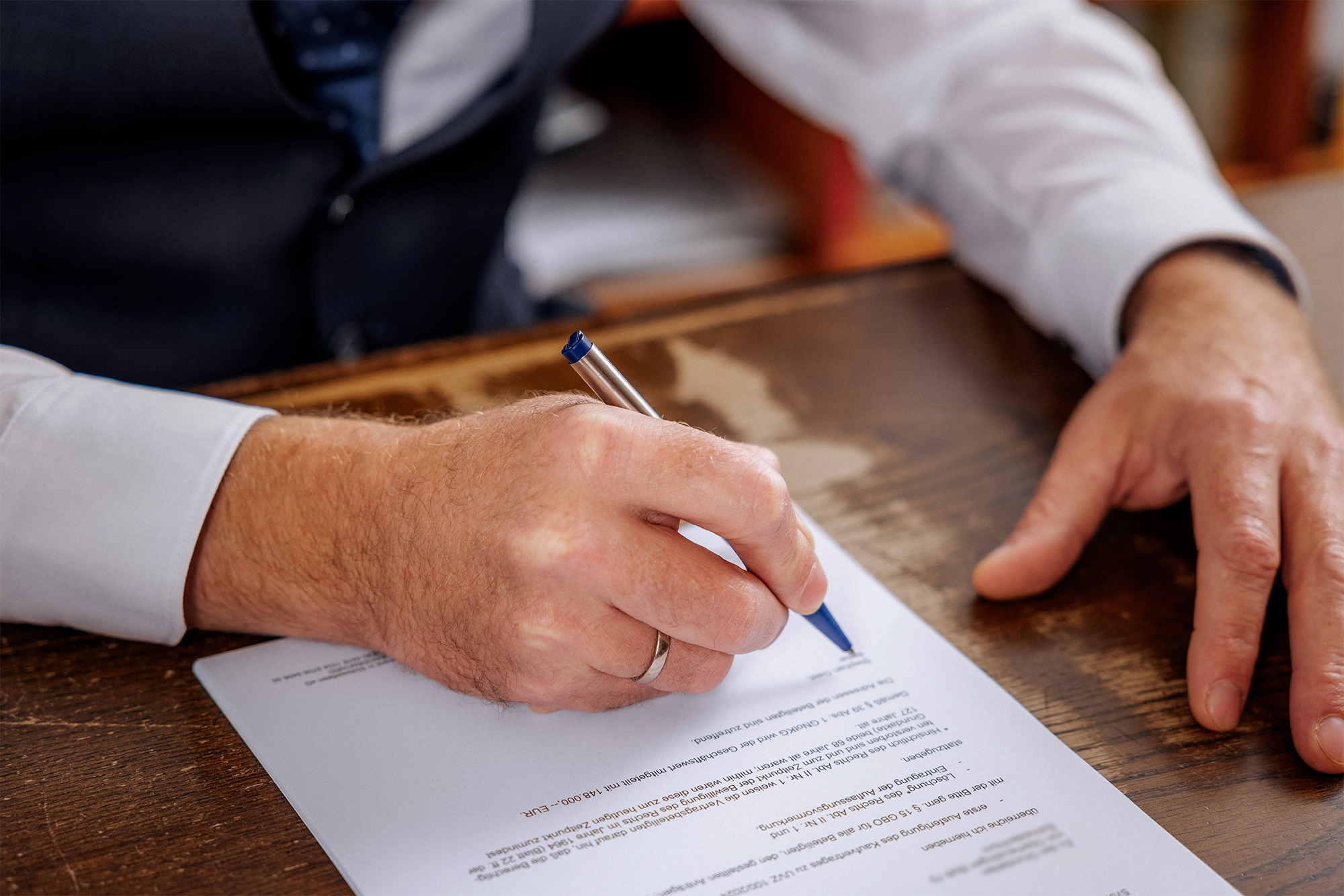 Rechtsanwalt unterschreibt wichtige Dokumente.